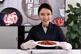 央视主持人龙洋化身“专业带货主播” 试吃正宗潜江小龙虾，直呼：好吃！图片