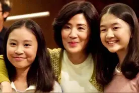 还记得吴君如陈可辛的女儿吗？“小肥鸡”越长越好看了图片