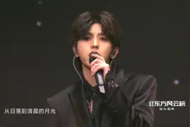 大型廉价颁奖盛典，蔡徐坤发挥不佳，主持人“窒息”提问丁当图片