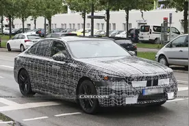 全新一代宝马5系路试谍照曝光，双联屏加持，换挡居然用旋钮图片