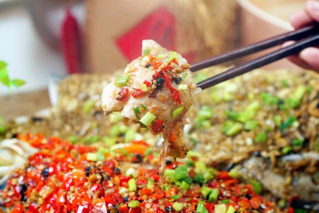 给年夜饭加道“剁椒鱼头”，学会3个窍门，鲜香不腥，不用去饭店