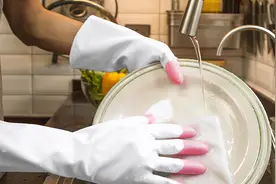 这样洗碗等于在慢性"中毒"？告诉你正确的洗碗方法，要牢记图片