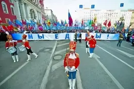 俄罗斯民族团结日，海外俄罗斯人聚会欢庆，也有孤单女孩离家出走图片