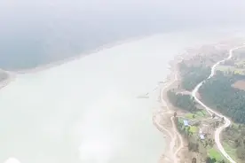 四川广元段的嘉陵江，航拍镜头下有河流和高山，也有城市和乡村视频封面