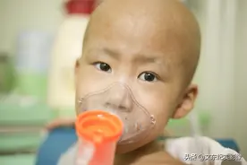 6岁男孩强忍疼痛，流泪不出声，妈妈五味杂陈，愧疚难当图片