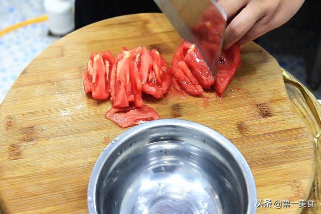 厨师长教你番茄炖牛腩家常做法，肉软烂入味，汤汁泡米饭太香了