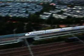 @各位同学：即日起至9月30日，都可购买学生火车票图片