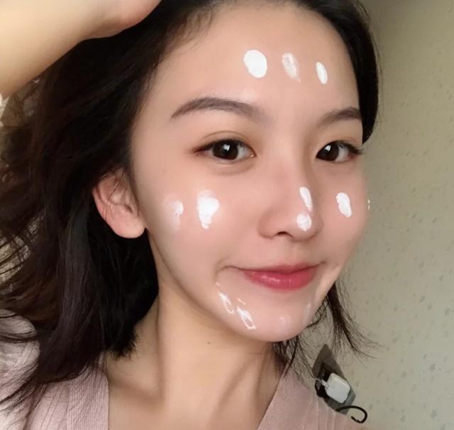 素颜霜和粉底液有什么区别？该怎么选择？看皮肤状态和妆感需要