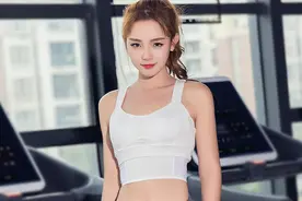 时尚街拍，健身房里的小姐姐，身姿曼妙，知性优雅显露女人味图片