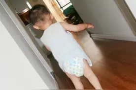 夏季给宝宝穿开裆裤还是纸尿裤？家长们快学习，别让老经验伤了娃图片