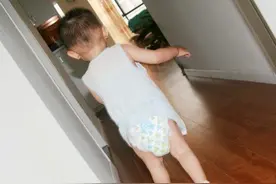 夏季给宝宝穿开裆裤还是纸尿裤？家长们快学习，别让老经验伤了娃图片