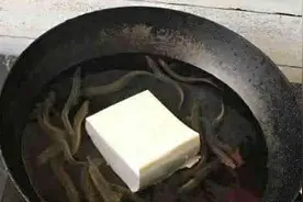 对于泥鳅钻豆腐这道菜，它是如何制作的？泥鳅会自己钻进豆腐里吗？图片