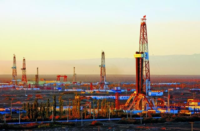 中国是如何穿越“死亡之海”，开通新疆沙漠公路？