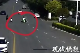 段子又成真！妈妈骑车到幼儿园，才发现后座上儿子不见了图片
