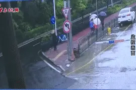 竟有人带上一把榔头把龙兴路人行道边的路障石墩私自拆除了！？图片