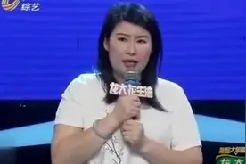 单亲妈妈带着双胞胎比赛，当场下跪感谢母亲的照顾，真不容易图片