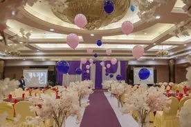 婚礼上突然播放色情视频，浙江小两口将婚庆公司告上法庭：亲朋好友都在议论图片