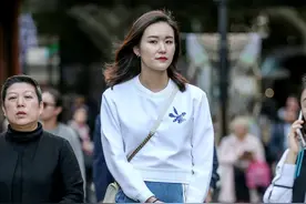 上衣搭配这种牛仔短裙，身材黄金比例尽显图片