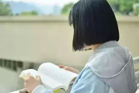 15岁女儿越长越漂亮，父亲却很困扰，希望女儿可以长得丑一点图片