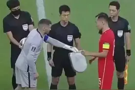 反转！国足没有忘记交换队旗，澳大利亚队长违规图片