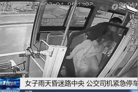 女骑手突然昏倒，过路公交司机暖心施救图片