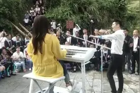玖月奇迹男主换唱了！王小玮穿休闲装开心弹唱，新搭档也帅气十足图片