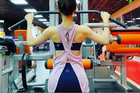 刘强东太有福气，28岁章泽天穿健美裤健身秀身材，尽显女神韵味图片