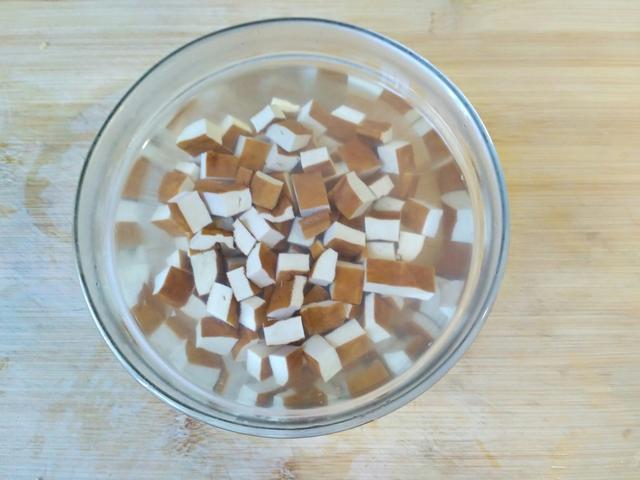 春季特有的一种菜，这个做法简单又好吃，清热解毒效果好。