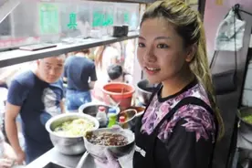 面馆女老板因长相成网红，有人专程坐车来吃饭，就只为多看她一眼图片