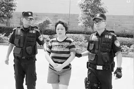 她是黑帮的女老大，因贪图享乐，一度包养16名年轻男子图片