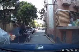 【被拍下】沪女子小区内对女儿拳打脚踢！还狠狠推倒在地，什么原因？图片