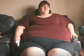 纪录片：体重最胖的女人584斤，寸步难行，从没看过外面的世界图片