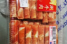 吃起来很脆没有嚼头，牛肉卷煮熟后咋一捏就碎？记者调查：配料表中有意想不到的“料”图片
