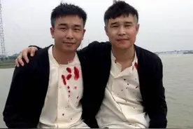 明星和替身的合照，以为陈小春已经够像了图片