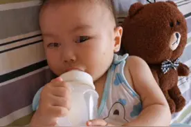 小婴儿不能“按哭喂养”，宝宝何时需要喝奶，要看具体的表现图片