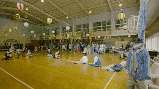 日本有个恐怖村庄，奶奶按照逝者原型做了300个人形，日夜陪自己