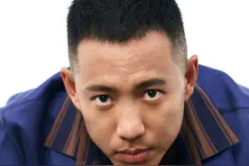 他靠"小庄"走红却摔成残疾，患抑郁女友还不离不弃，现今如何了？图片