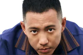 他靠"小庄"走红却摔成残疾，患抑郁女友还不离不弃，现今如何了？图片