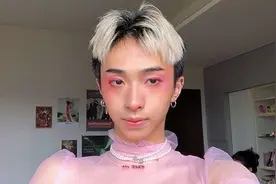 哈利浓妆艳抹宣布“出柜”，伊能静支持儿子做自己，网友：太开明图片