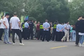 明星剧组被曝压榨群演：拒发工资、威胁、发馊米饭，众人报警维权图片