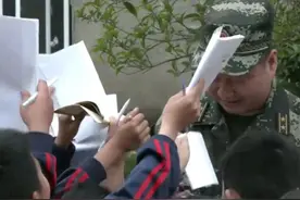 大型追星现场！小学生围着他们要签名，这样的追星爱了图片
