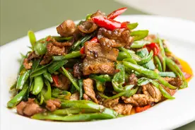 辣椒炒肉，先炒辣椒还是肉？湖南人教你2个窍门，鲜香过瘾真下饭图片