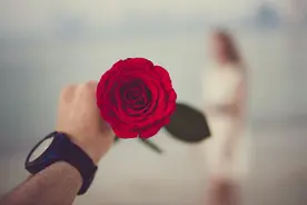 男人说“我累了”，聪明的女人不会说“早点休息”图片