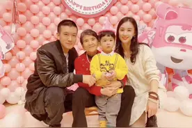 杨子为87岁母亲庆生，晒祖孙三代合影，老人气质优雅精神矍铄图片