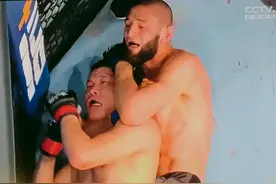 太惨了，中国李景亮一拳未出，开场2分钟被奇马耶夫裸绞降服图片