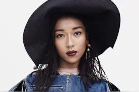 吉克隽逸现身机场，手捧毛绒兔子和红玫瑰，小姐姐的口罩也是亮了图片