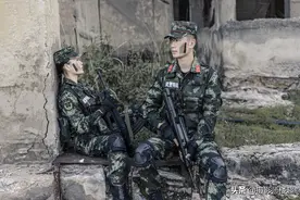 一组特别的双军恋照片图片