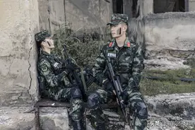 一组特别的双军恋照片图片