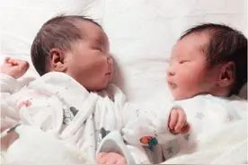 95后产妇生下双胞胎，一家人正高兴时，医生：这不是双胞胎图片