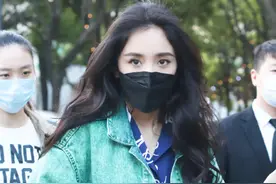 杨幂35了还是这么动人！穿绿色外套衬托出雪白肌肤，我酸了图片